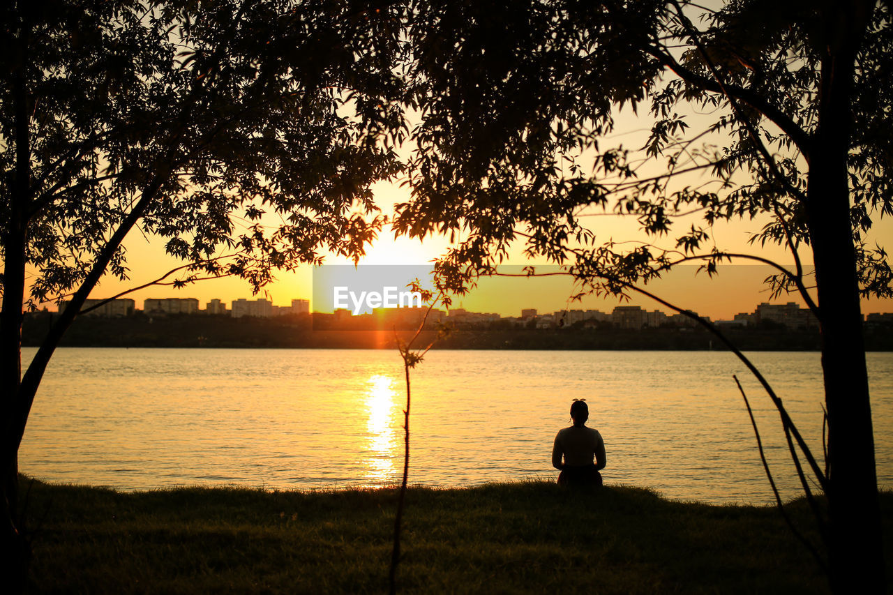 SILHOUETTE MAN AND WOMAN LOOKING AT SUNSET