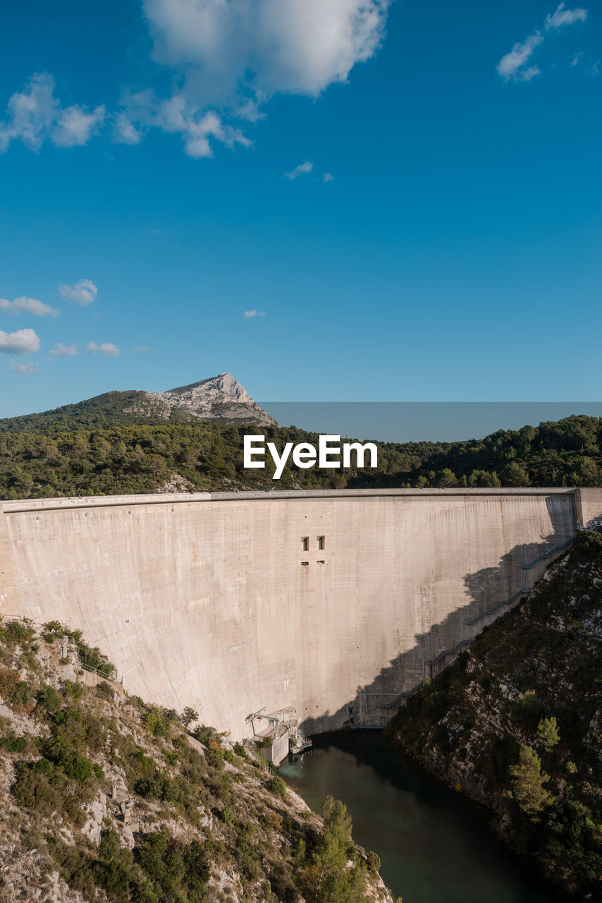 Barrage de bimont with montagne sainte-victoire in the background on a sunny day.