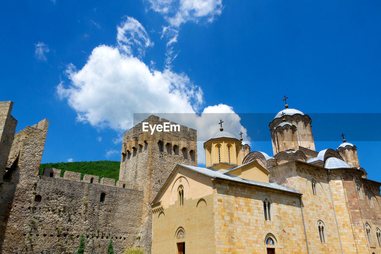 LOW ANGLE VIEW OF HISTORIC BUILDING AGAINST BLUE SKY