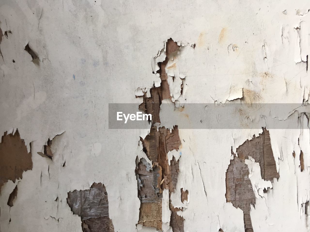 FULL FRAME SHOT OF PEELED WALL