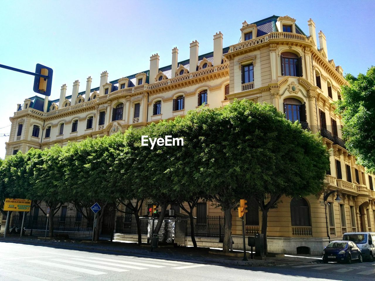 LOW ANGLE VIEW OF BUILDINGS AGAINST SKY