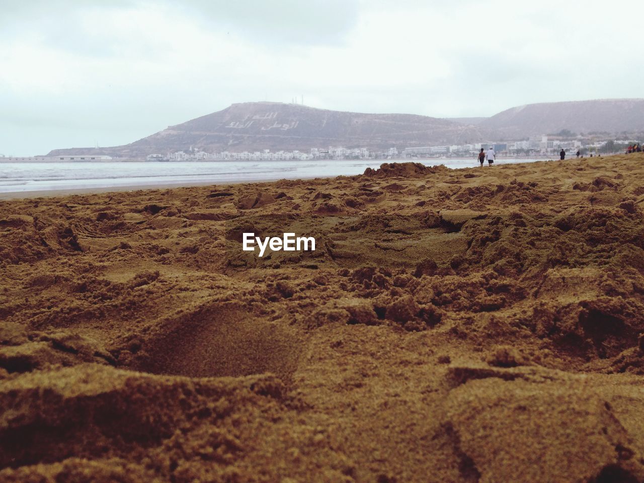 SCENIC VIEW OF BEACH AND MOUNTAINS AGAINST SKY