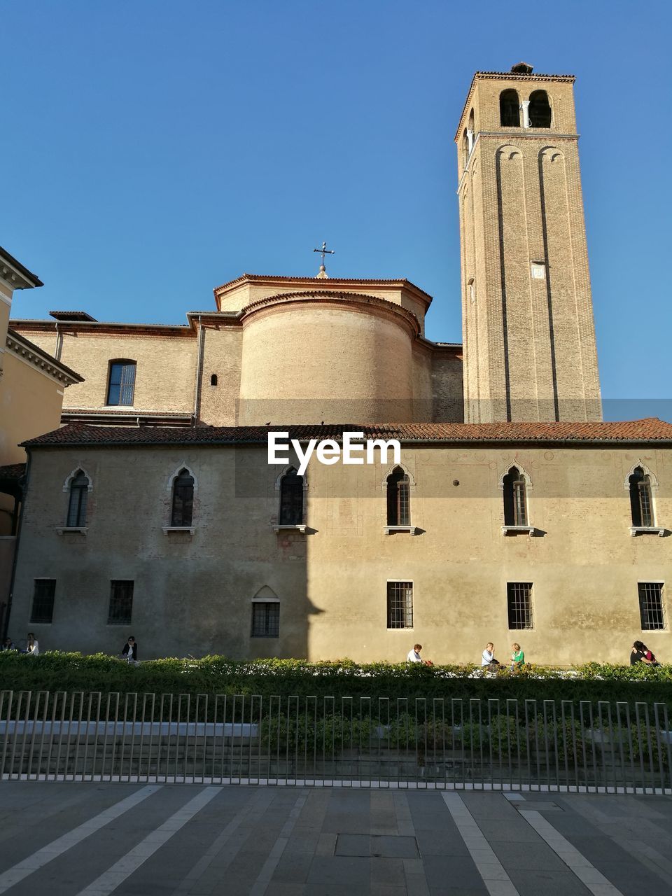 LOW ANGLE VIEW OF BUILDING AGAINST BLUE SKY