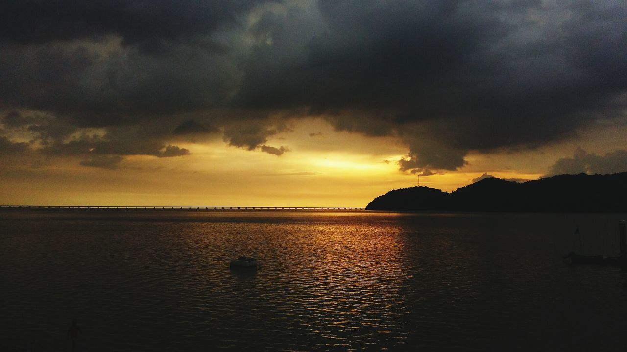 SCENIC VIEW OF DRAMATIC SKY OVER SEA