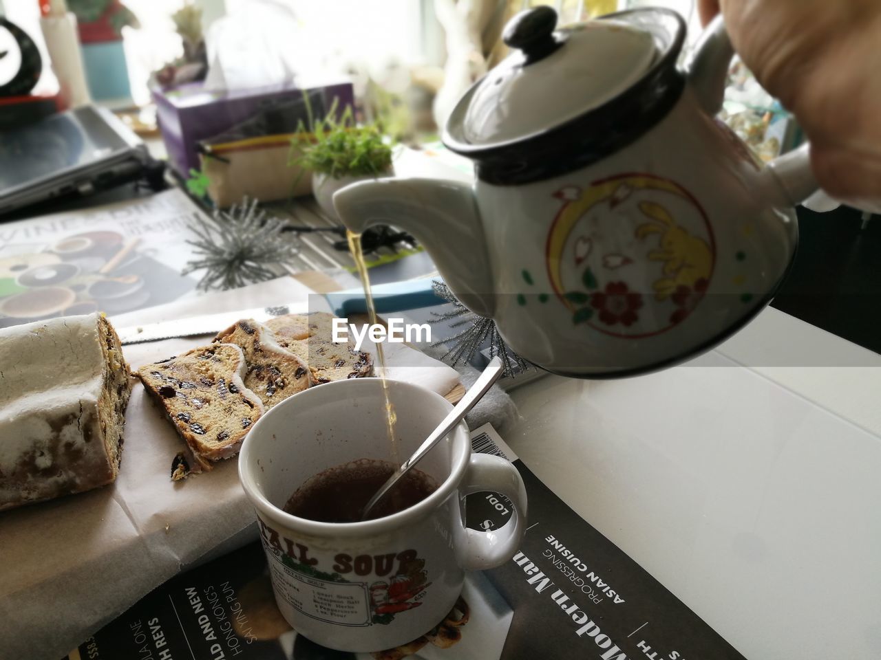 CLOSE-UP OF COFFEE CUP WITH TEA