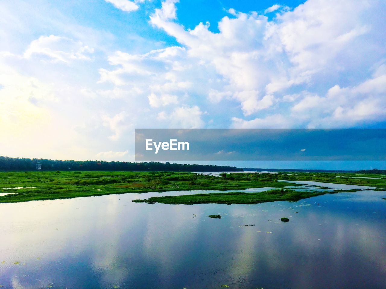 IDYLLIC SHOT OF LAKE AGAINST SKY