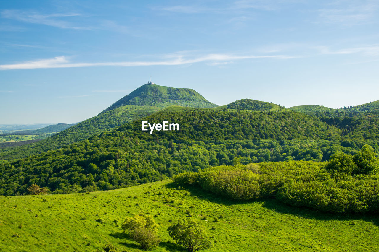 View from the puy-des-goules volcano hiking trail