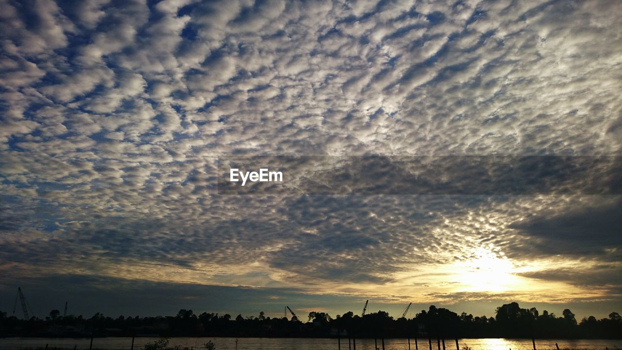 SCENIC VIEW OF RIVER AGAINST CLOUDY SKY