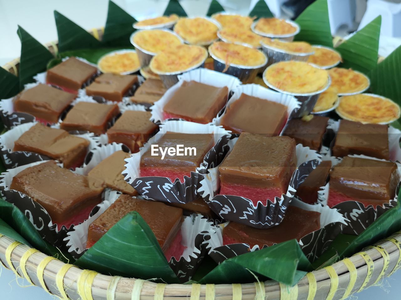 HIGH ANGLE VIEW OF CAKE ON TABLE