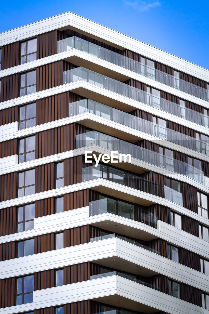 LOW ANGLE VIEW OF BUILDING AGAINST SKY IN CITY