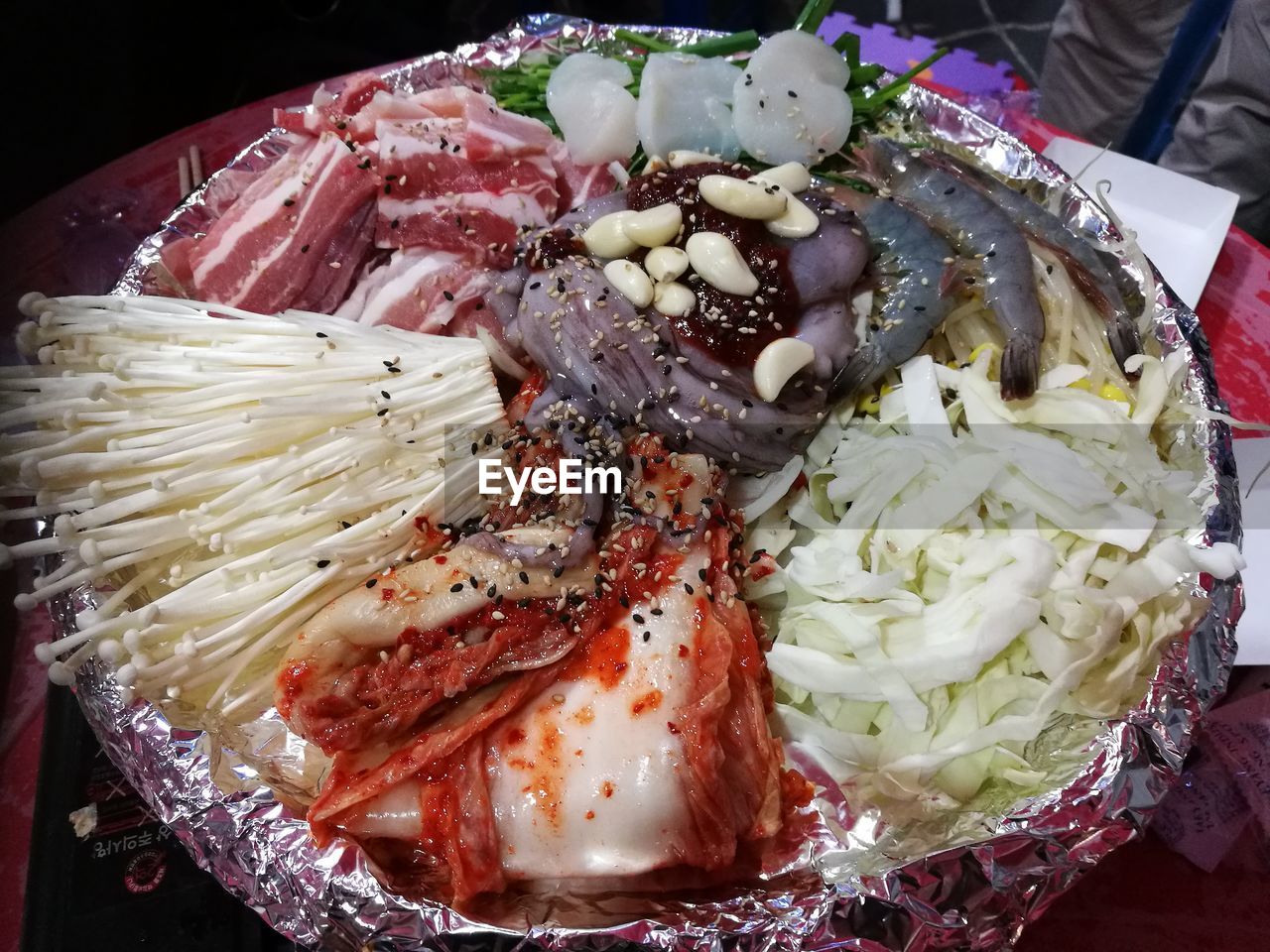 HIGH ANGLE VIEW OF FRESH FOOD IN PLATE