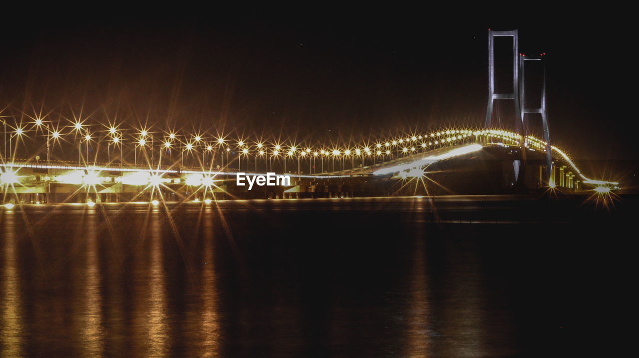 ILLUMINATED FERRIS WHEEL AT NIGHT