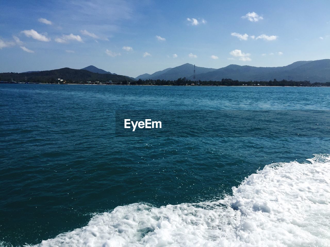 SCENIC VIEW OF SEA AND MOUNTAINS AGAINST SKY