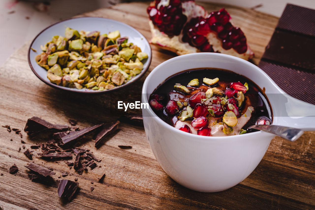 HIGH ANGLE VIEW OF SALAD IN BOWL