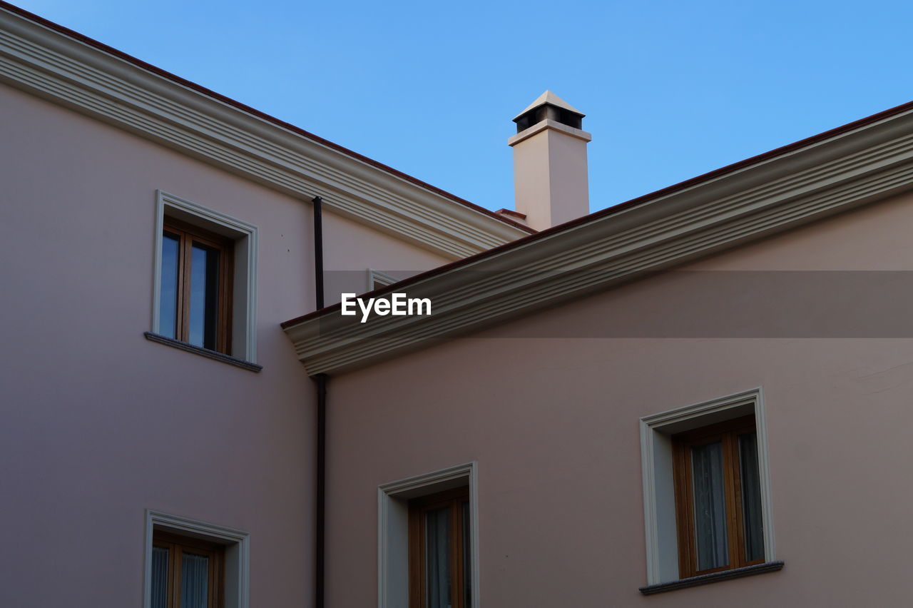 EXTERIOR OF RESIDENTIAL BUILDING AGAINST CLEAR SKY