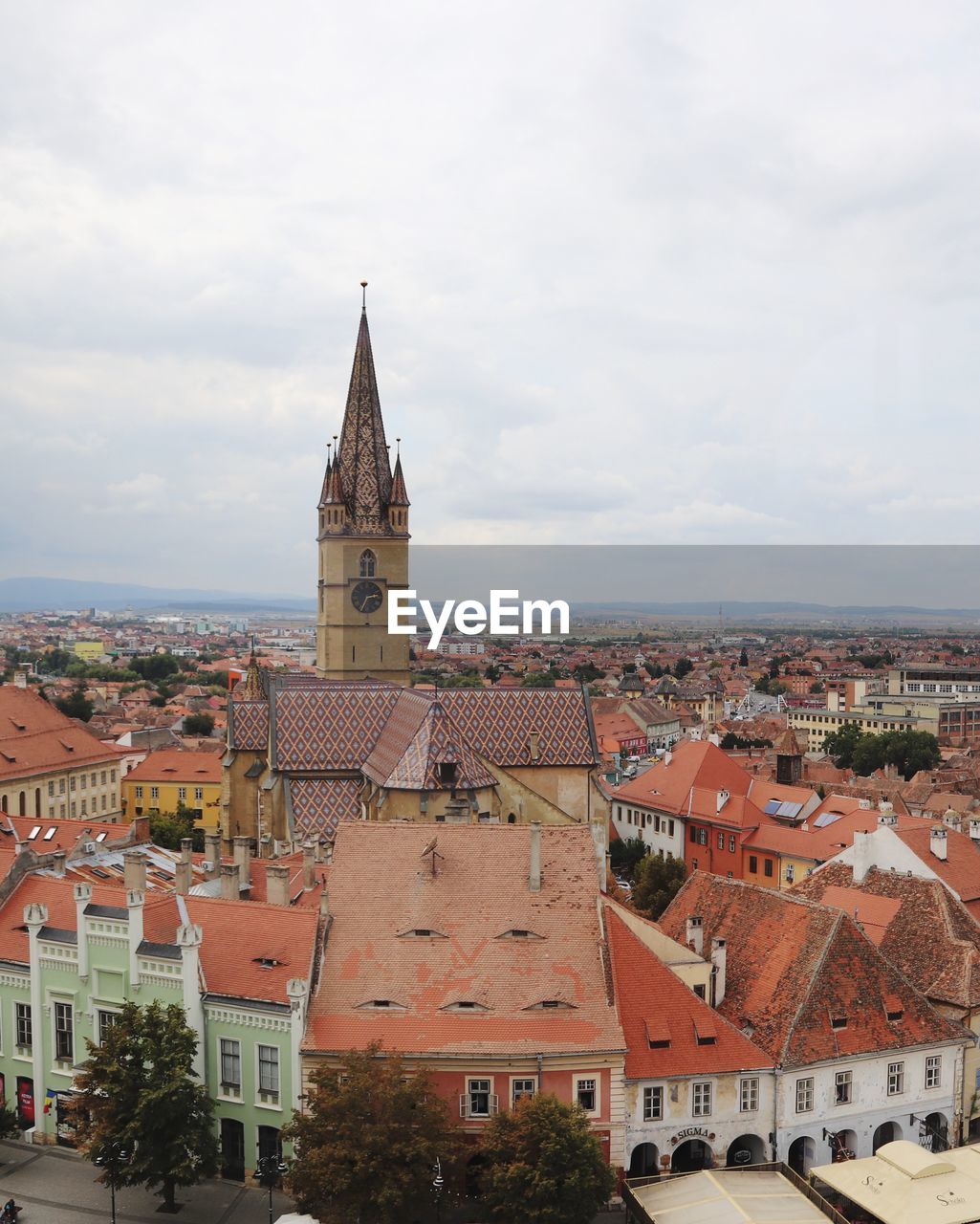 VIEW OF TOWNSCAPE AGAINST SKY