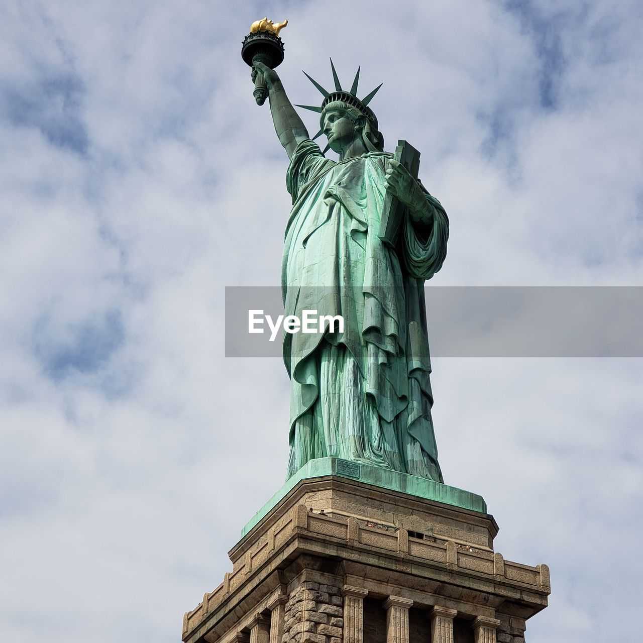 LOW ANGLE VIEW OF STATUE OF LIBERTY AGAINST SKY