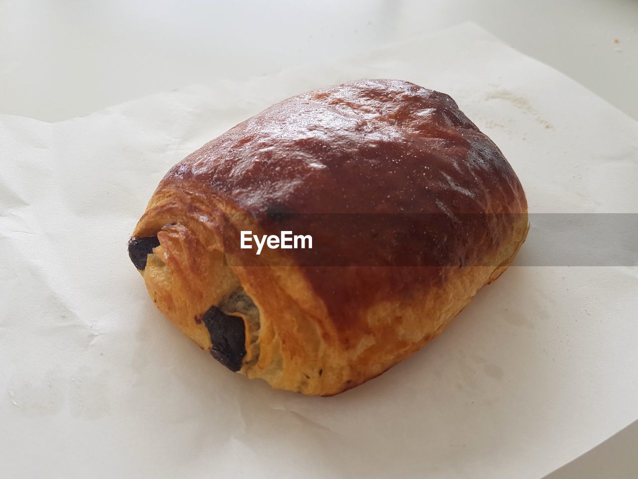 HIGH ANGLE VIEW OF BREAD ON TABLE