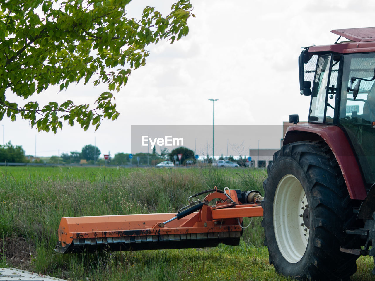 VIEW OF OLD TRACTOR ON FIELD AGAINST SKY