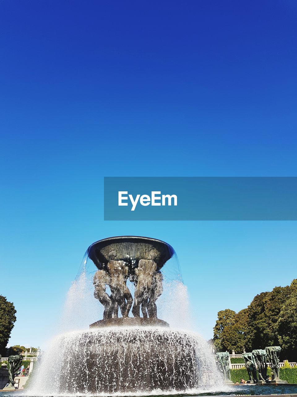 STATUE FOUNTAIN AGAINST CLEAR BLUE SKY