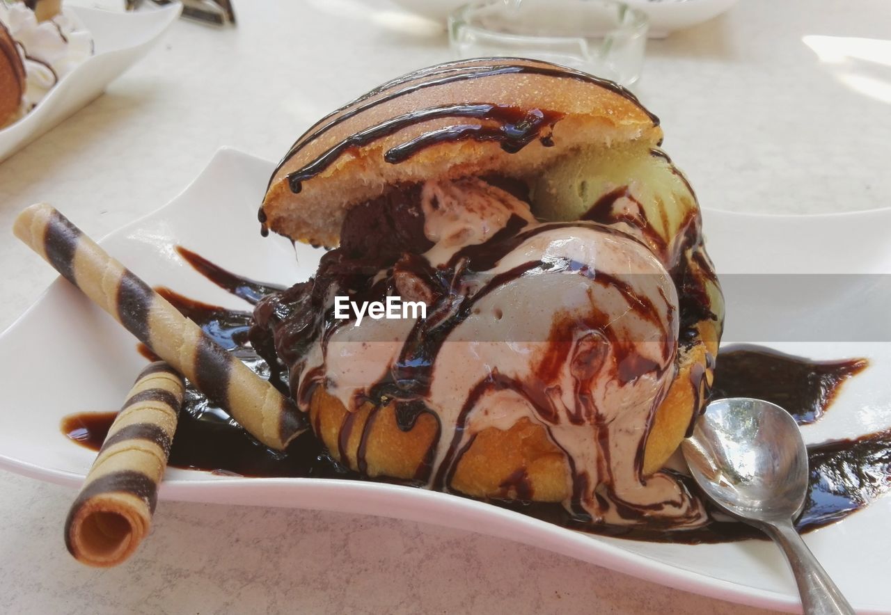 CLOSE-UP OF ICE CREAM CONE IN PLATE