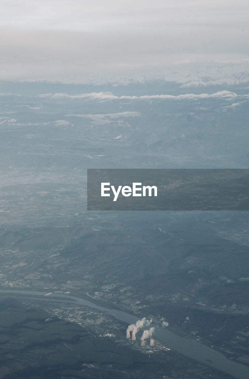 HIGH ANGLE VIEW OF SEA AND MOUNTAINS AGAINST SKY