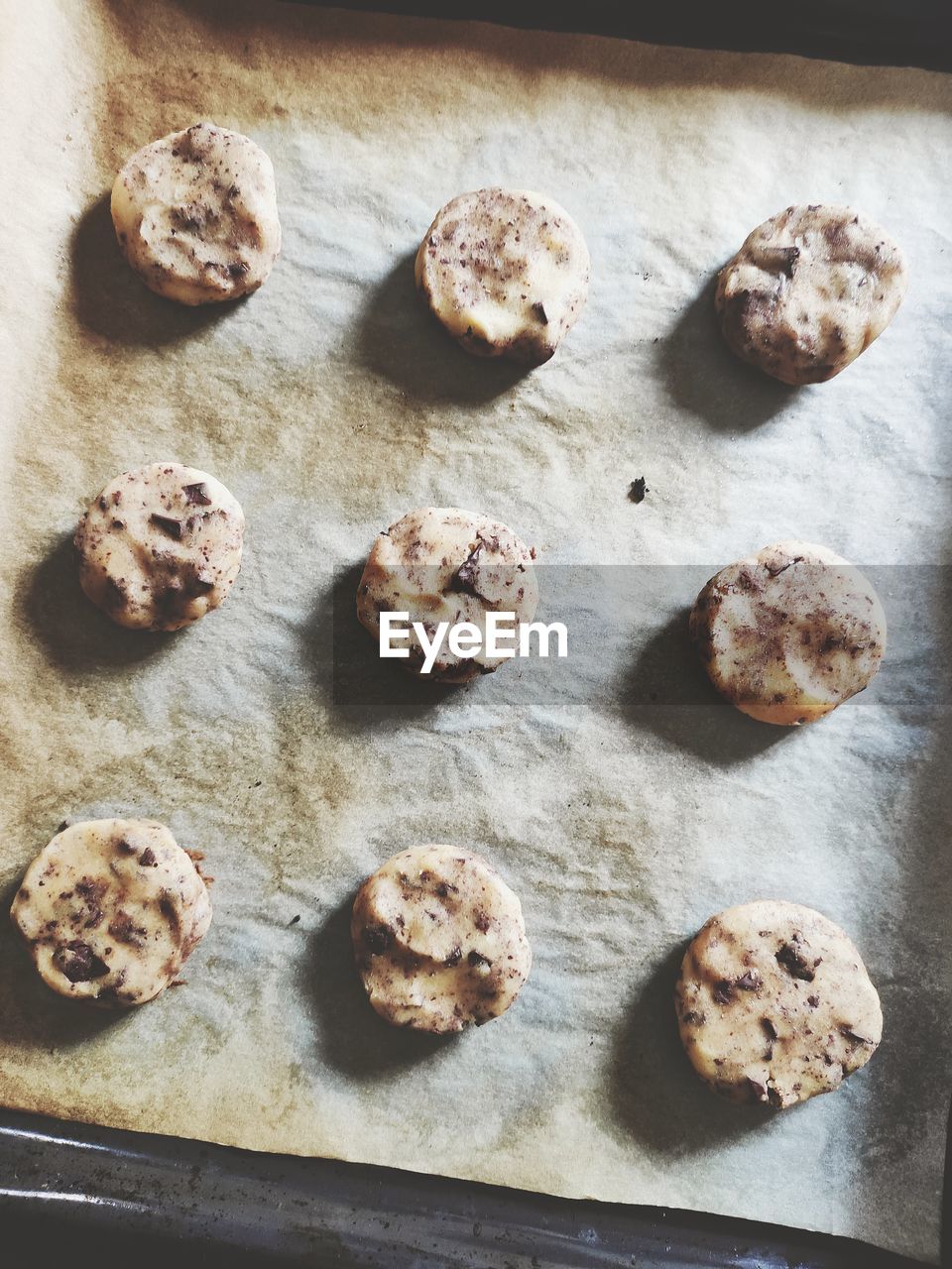 HIGH ANGLE VIEW OF COOKIES IN CONTAINER