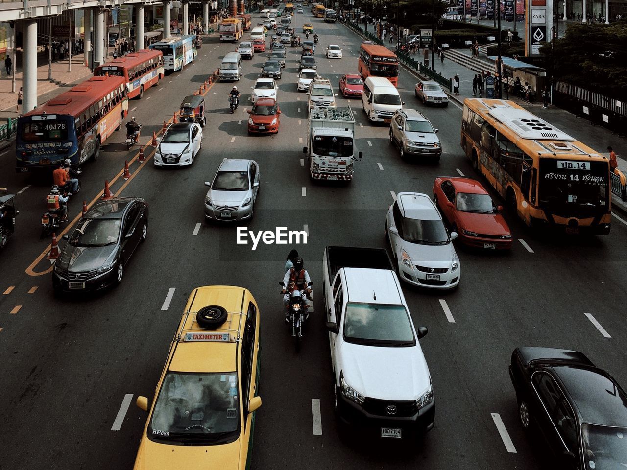 HIGH ANGLE VIEW OF VEHICLES ON CITY STREET