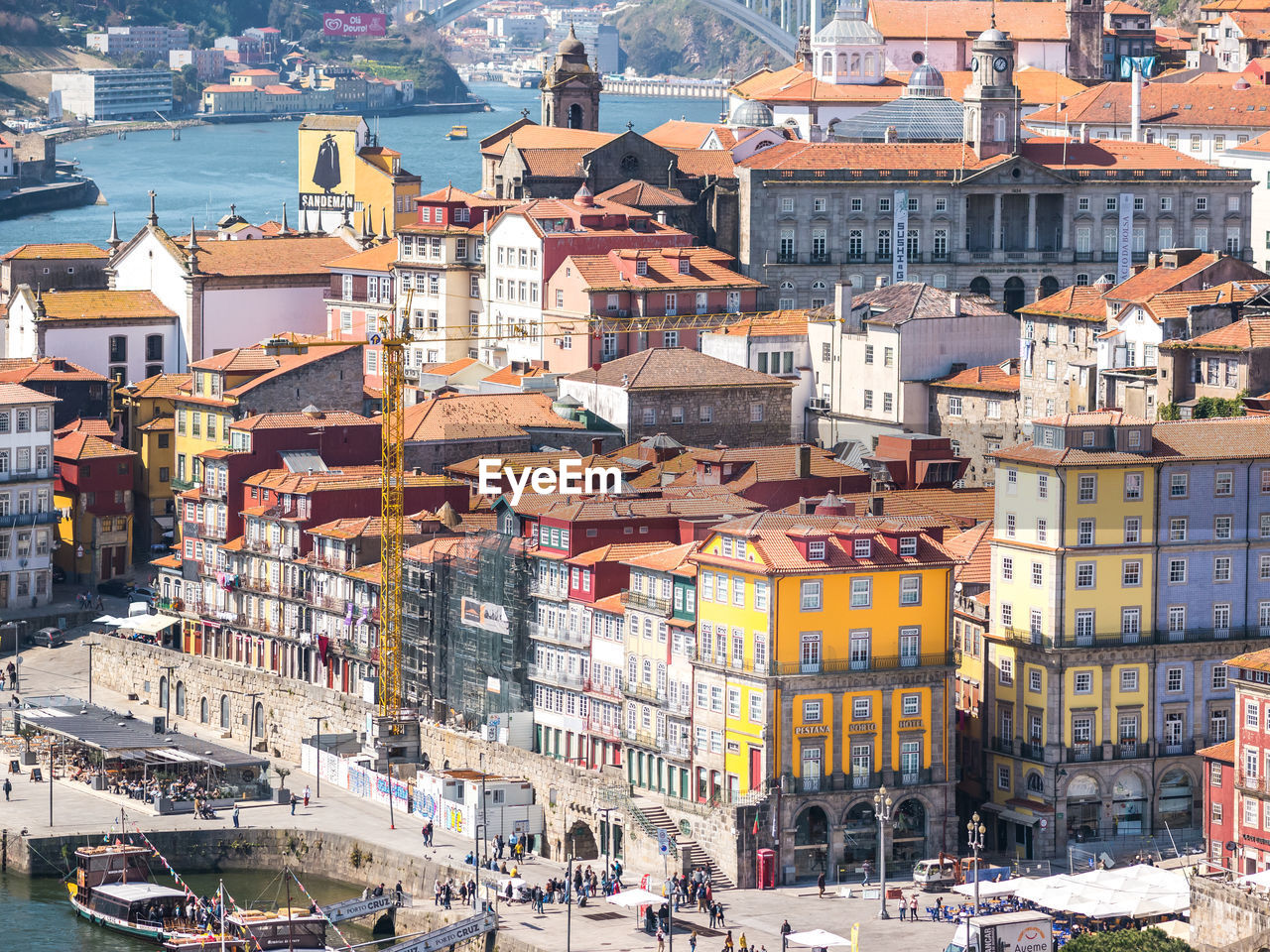 HIGH ANGLE VIEW OF BUILDINGS IN TOWN