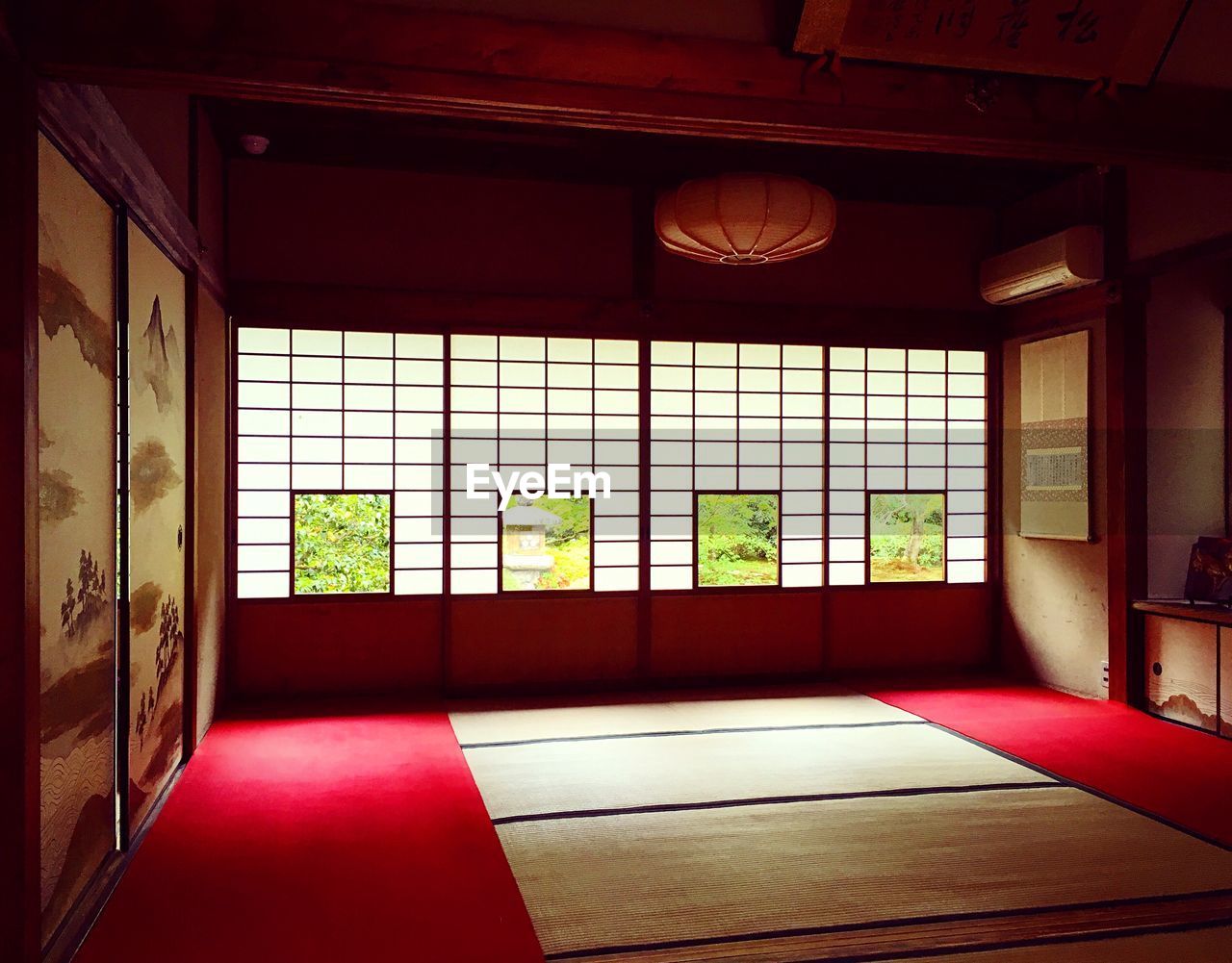 INTERIOR OF EMPTY ROOM