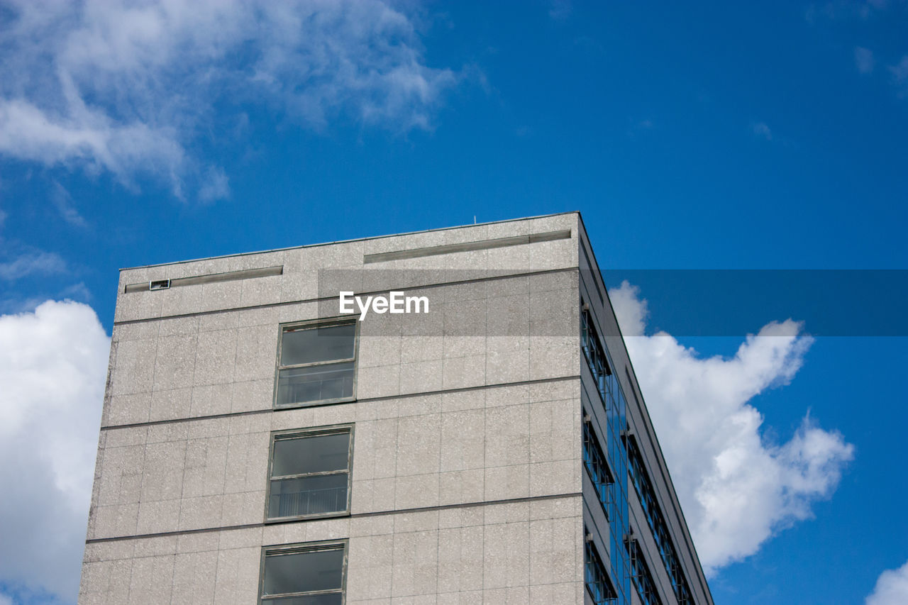 LOW ANGLE VIEW OF MODERN BUILDING AGAINST SKY