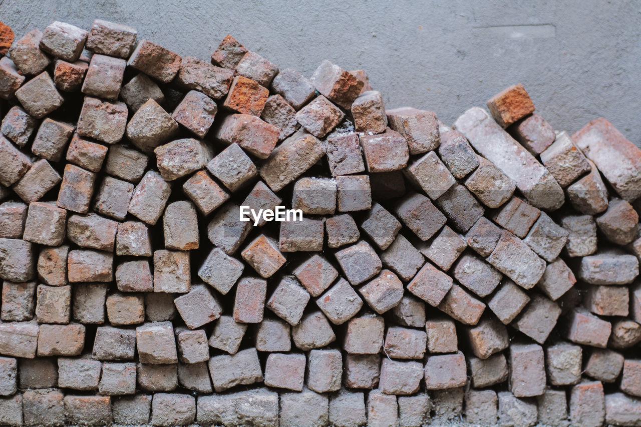 HIGH ANGLE VIEW OF STONE STACK ON COBBLESTONE FOOTPATH