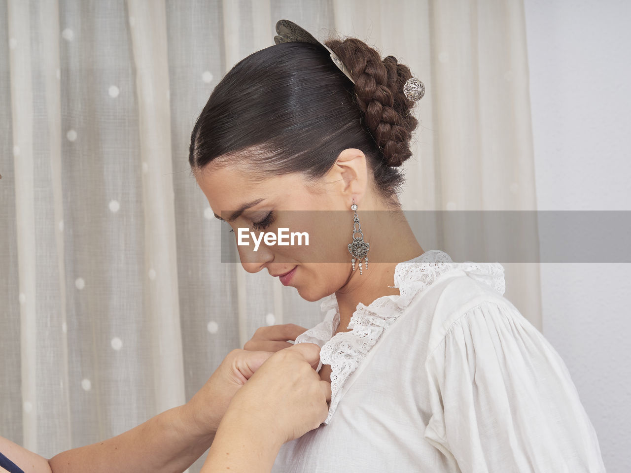 CLOSE-UP OF YOUNG WOMAN WITH HAND HOLDING HAIR