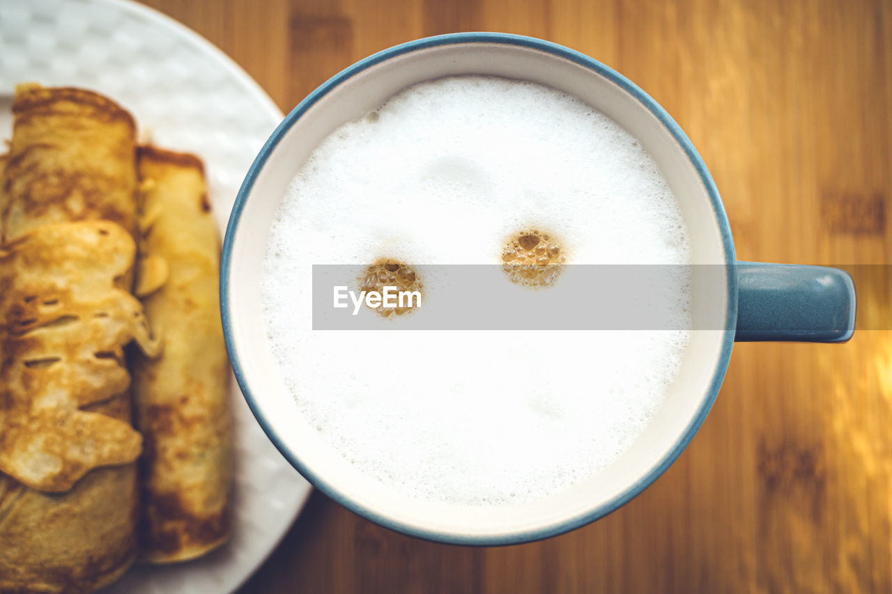 DIRECTLY ABOVE SHOT OF COFFEE CUP WITH CAPPUCCINO