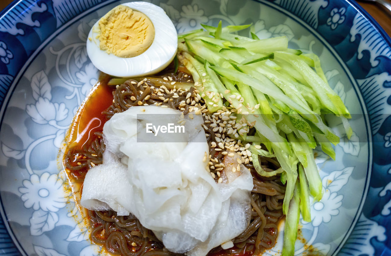 HIGH ANGLE VIEW OF FOOD SERVED IN PLATE