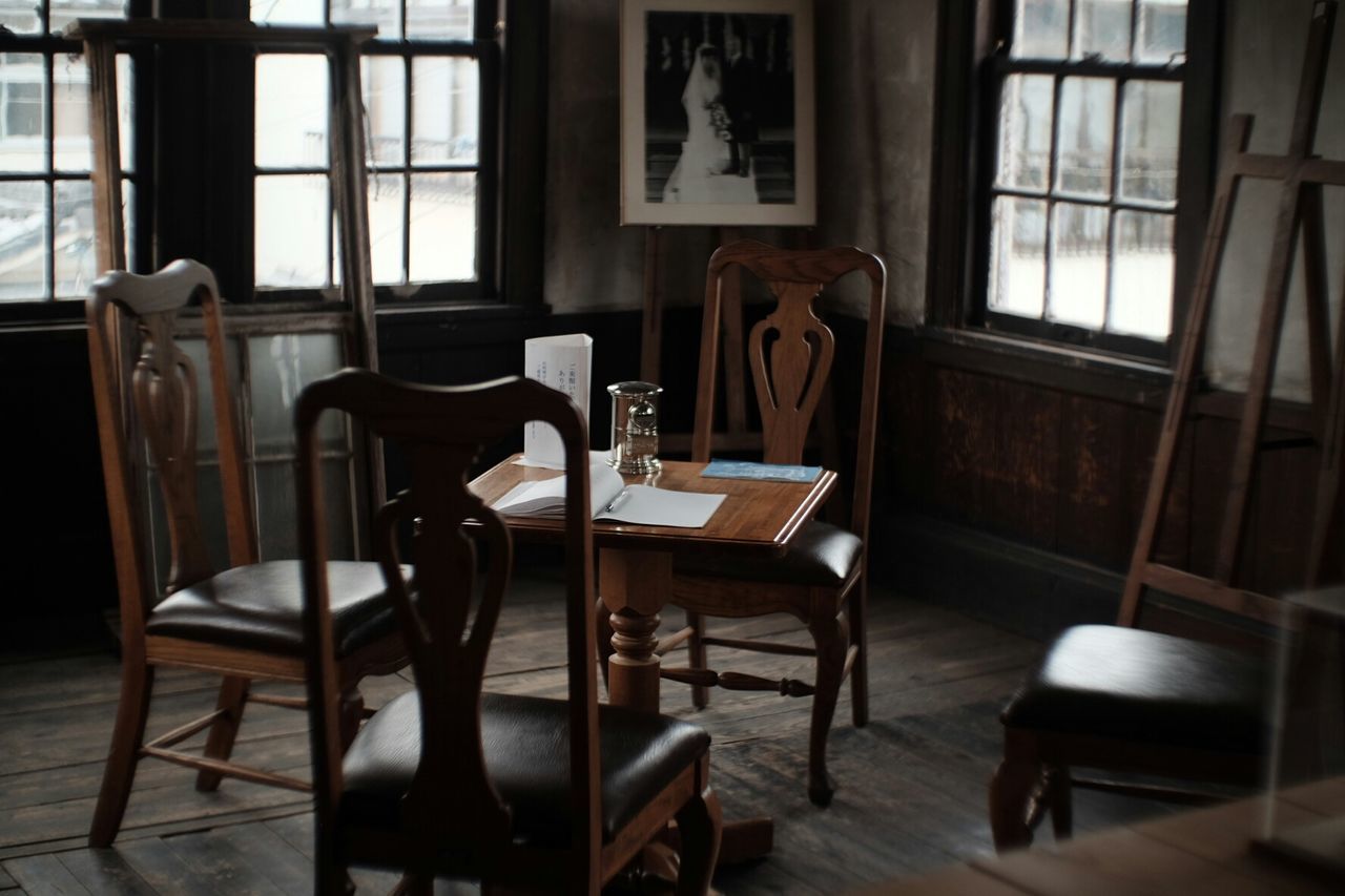 EMPTY TABLE IN RESTAURANT