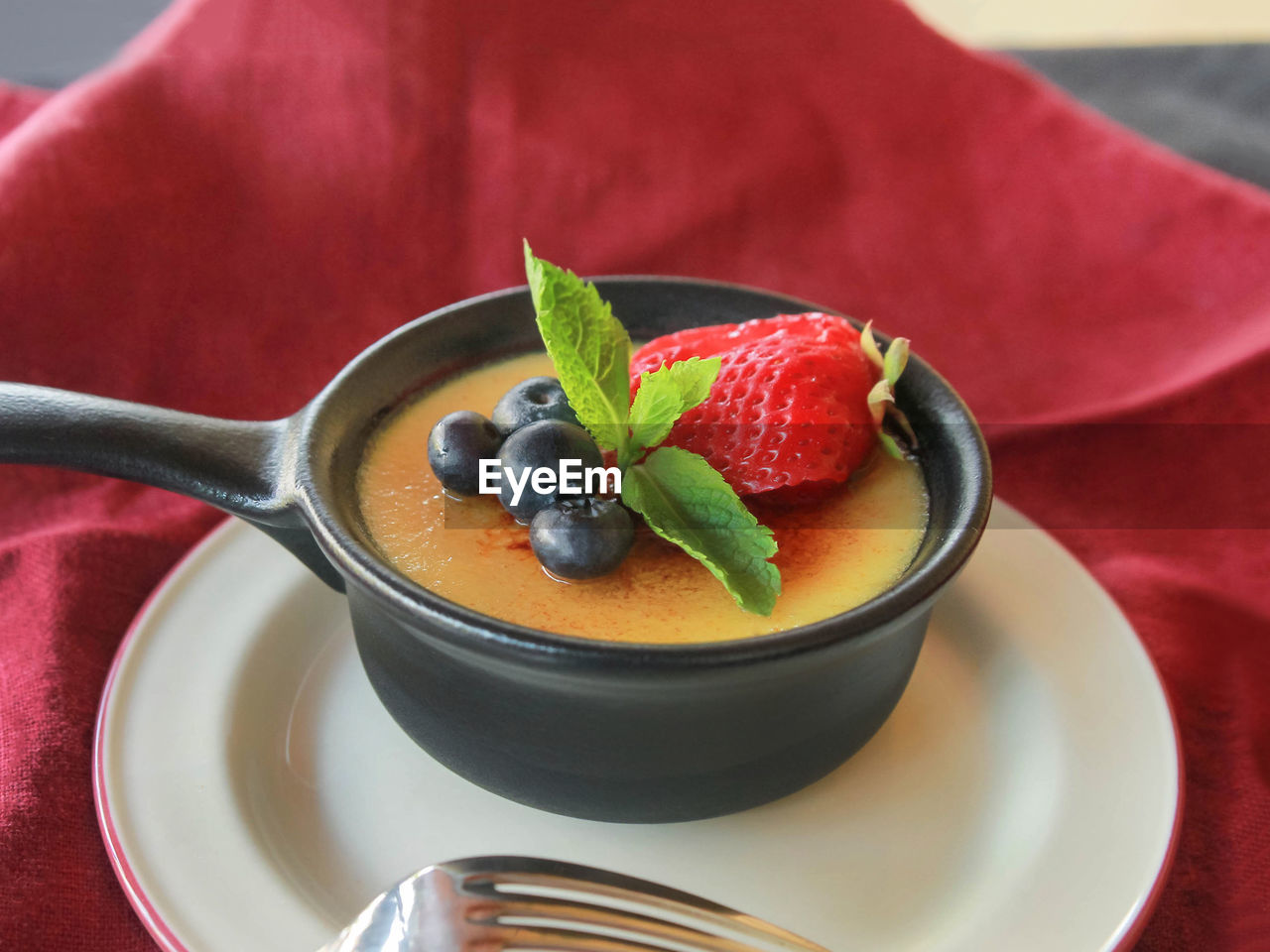 CLOSE-UP OF STRAWBERRIES IN BOWL