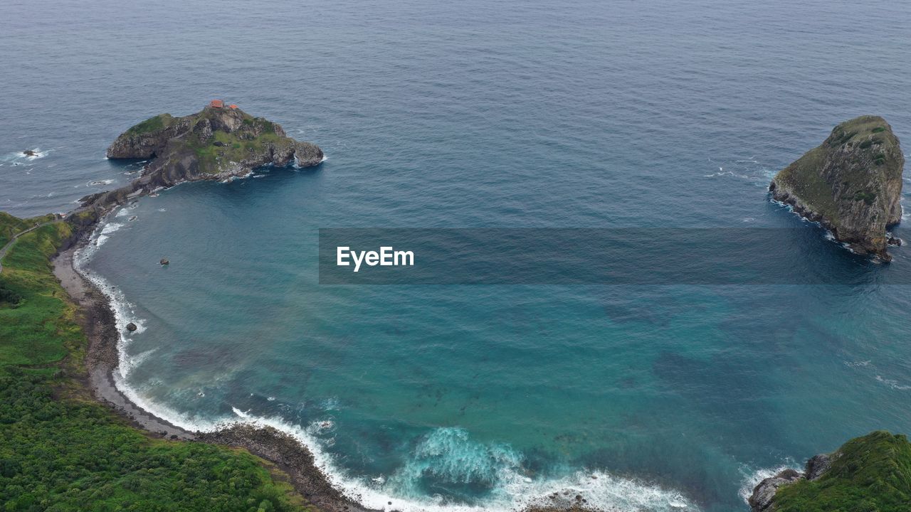 HIGH ANGLE VIEW OF BEACH