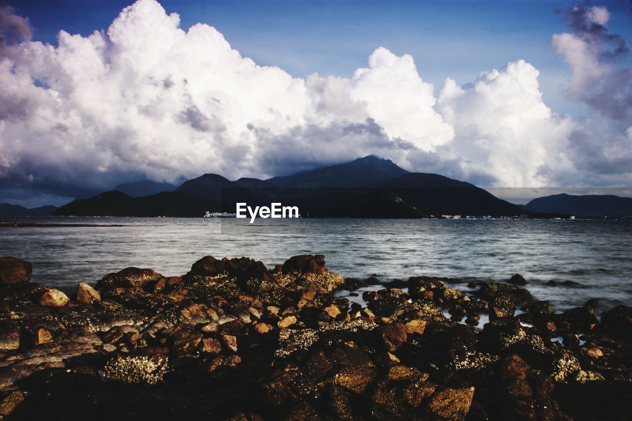 SCENIC VIEW OF SEA BY MOUNTAINS AGAINST SKY