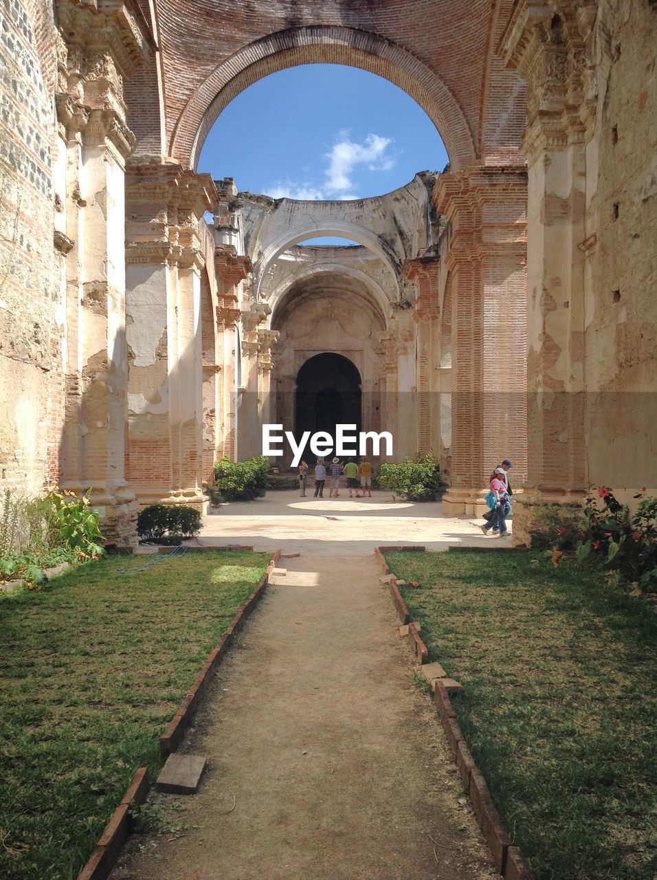 PEOPLE IN FRONT OF HISTORIC BUILDING