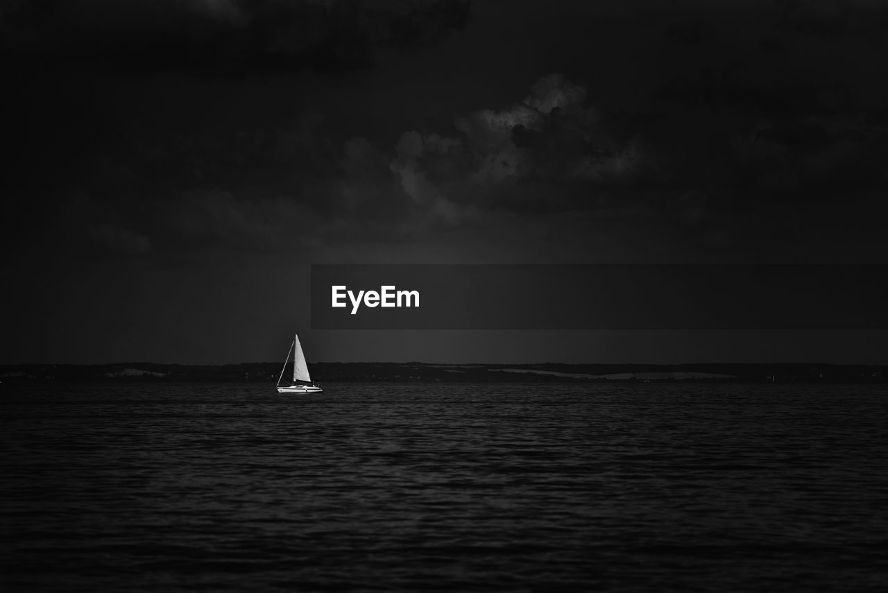 SAILBOAT ON SEA AGAINST SKY