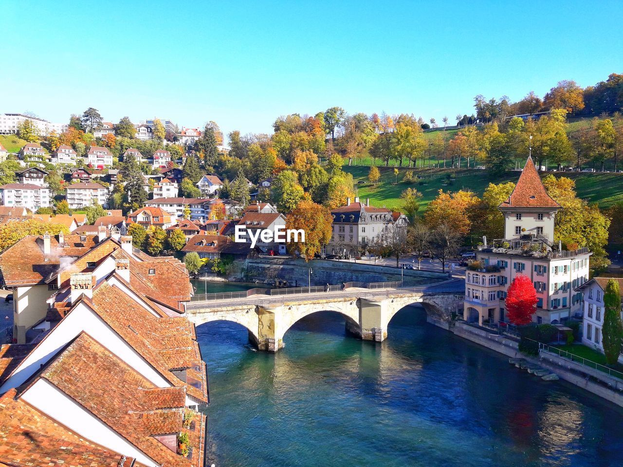 ARCH BRIDGE OVER RIVER AGAINST BUILDINGS IN CITY