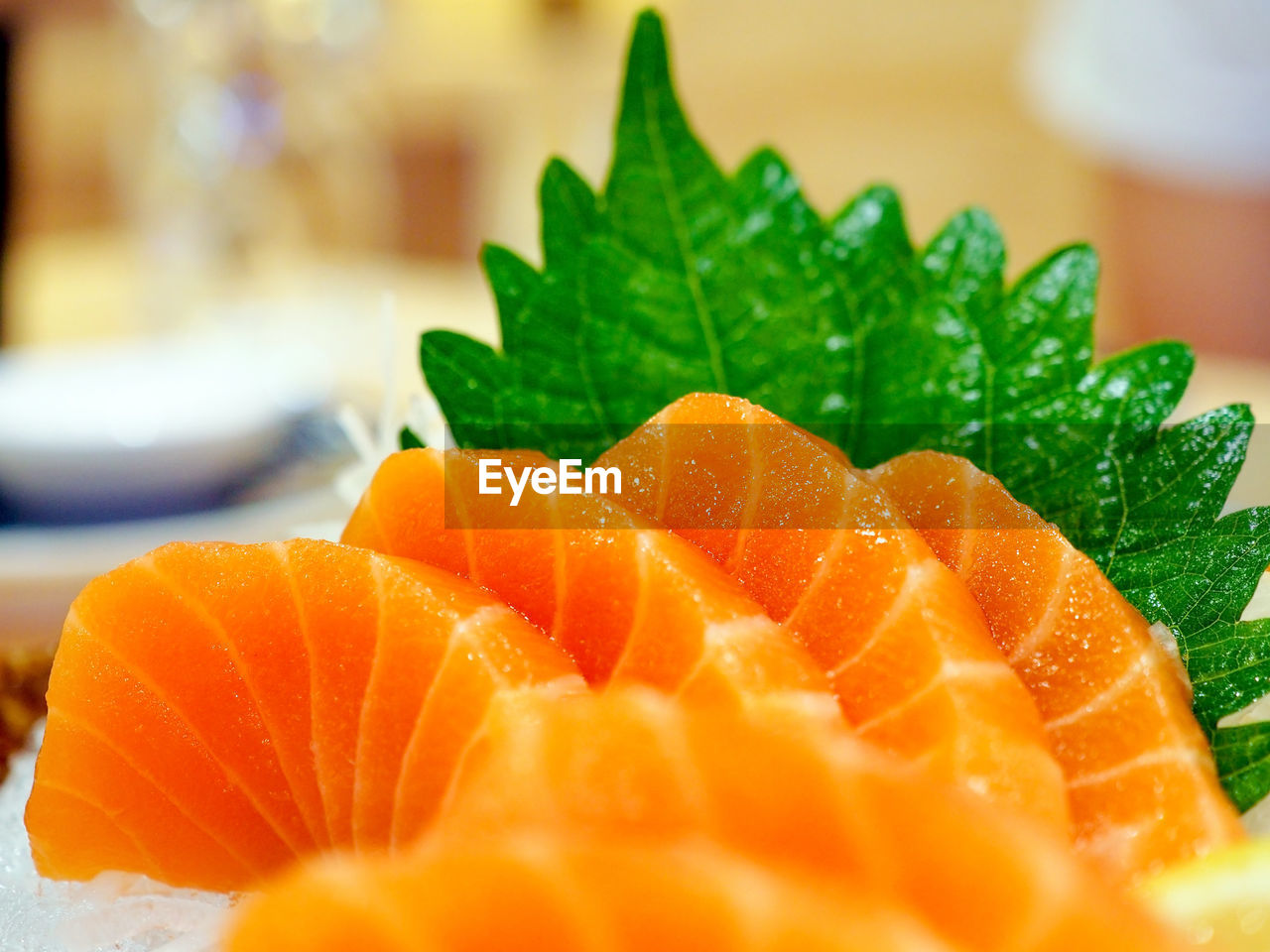 CLOSE-UP OF ORANGE FRUIT