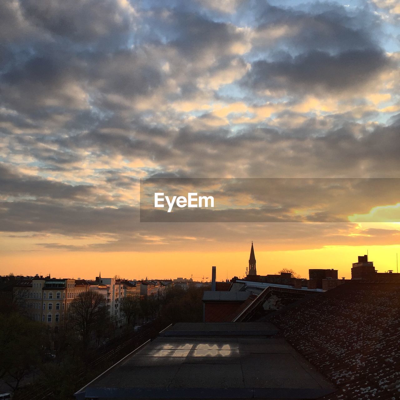 VIEW OF CITYSCAPE AGAINST SKY