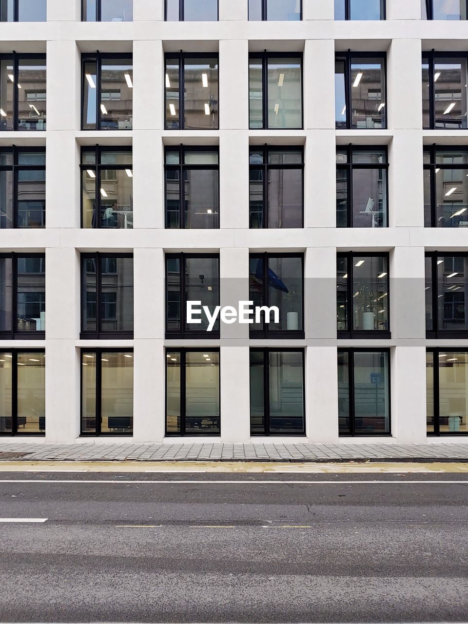 Frontal view of an frontage rectangular composition from an institutional building.