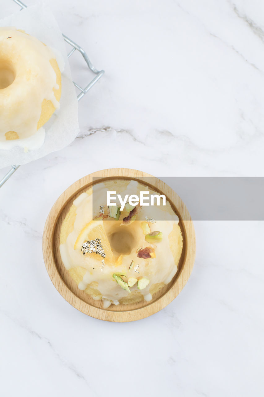 HIGH ANGLE VIEW OF ICE CREAM IN PLATE