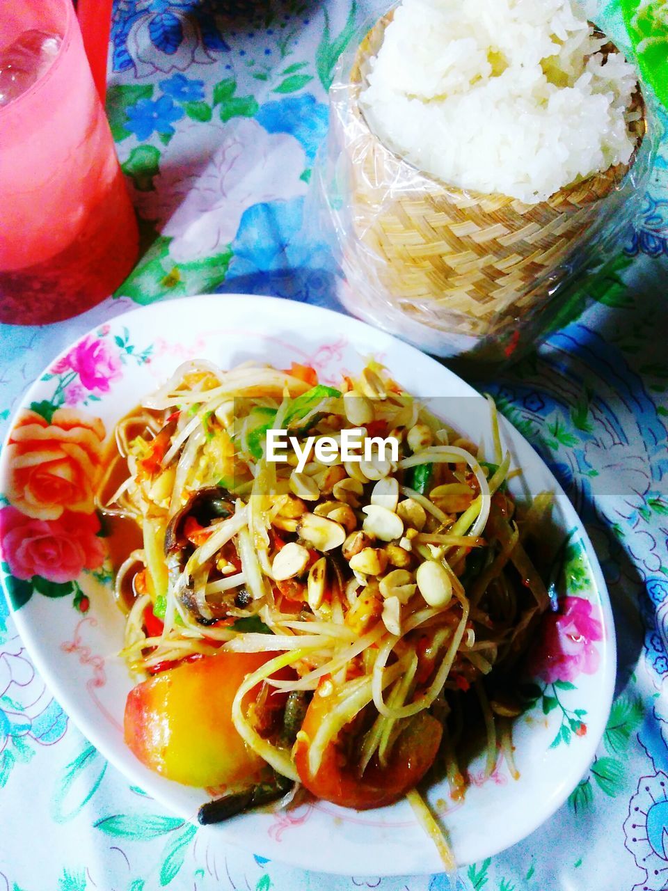 HIGH ANGLE VIEW OF FOOD IN PLATE