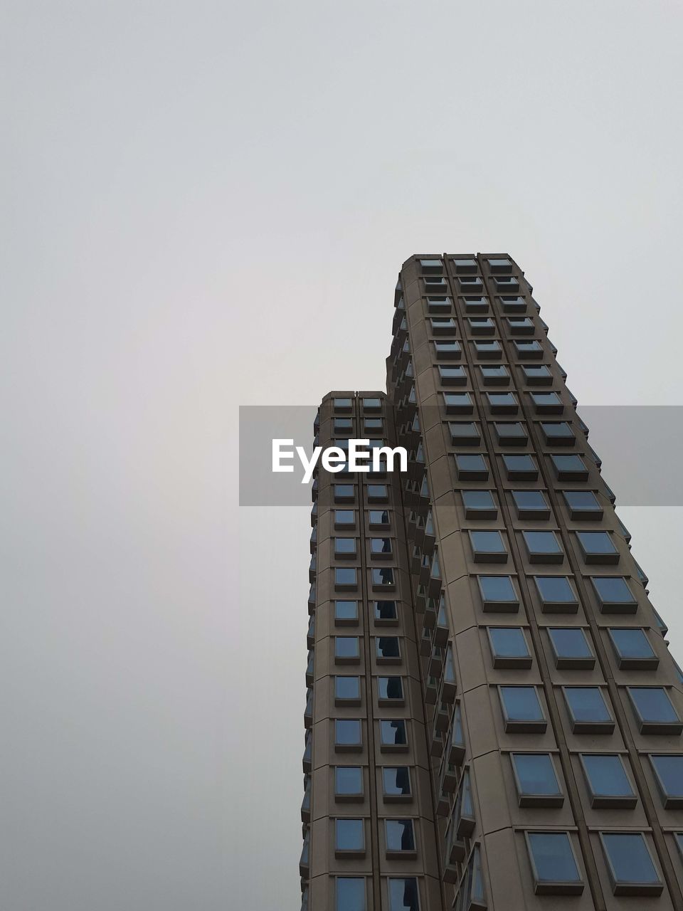 LOW ANGLE VIEW OF MODERN BUILDING AGAINST SKY