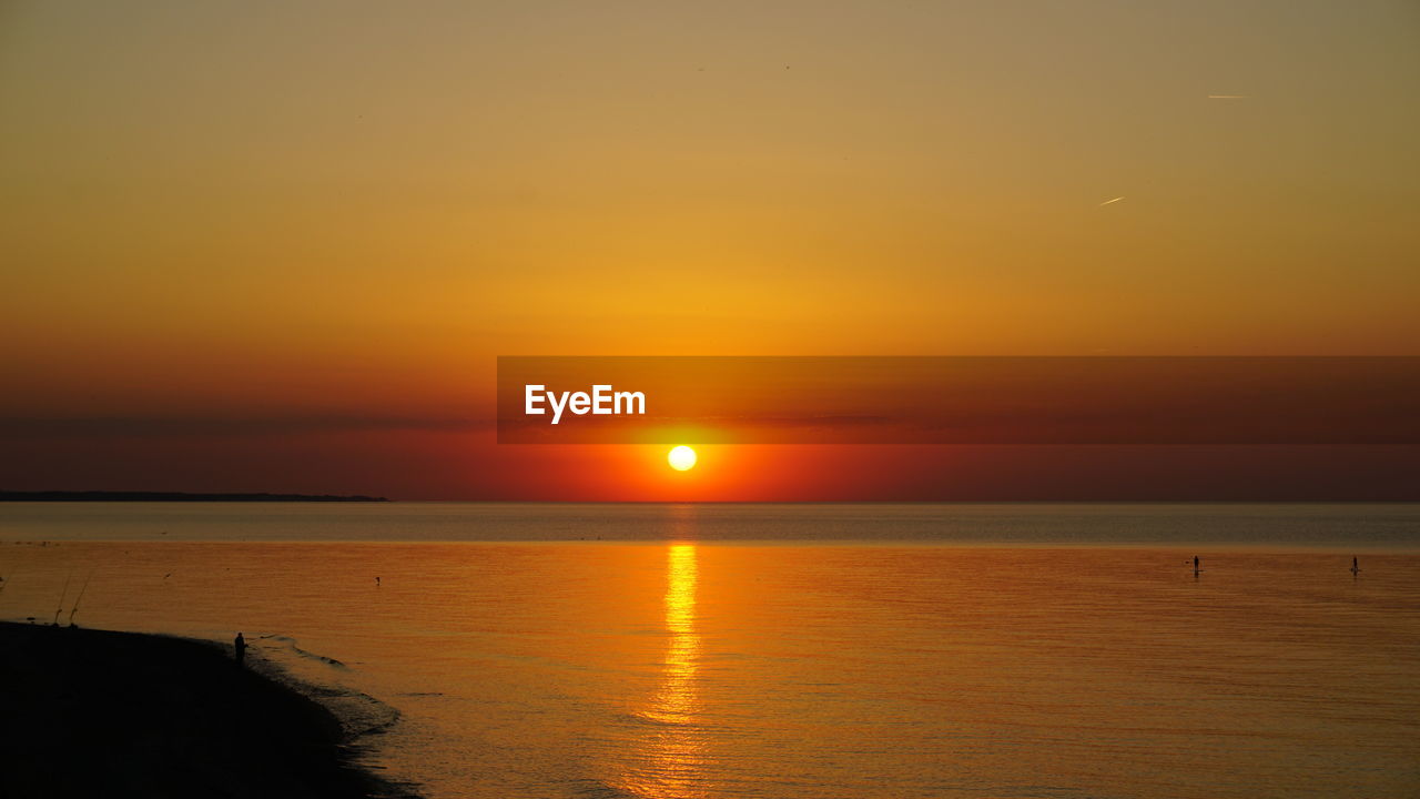 SCENIC VIEW OF SEA AGAINST SKY AT SUNSET