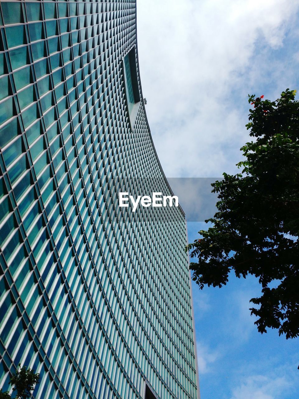 LOW ANGLE VIEW OF SKYSCRAPER AGAINST SKY IN CITY
